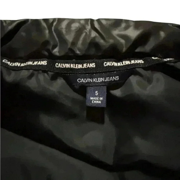 NWOT Calvin Klein kid’s sz5 puffer vest w red appliqué. 15% dsct w 2+ bundle! - Picture 4 of 6